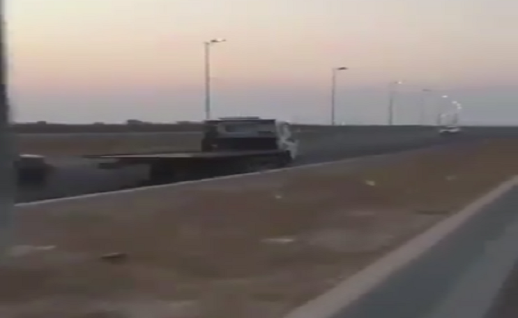 بالفيديو | سائق “كرين” يسير عكس السير على طريق سريع ويعرض حياة الأشخاص للخطر في الكويت!