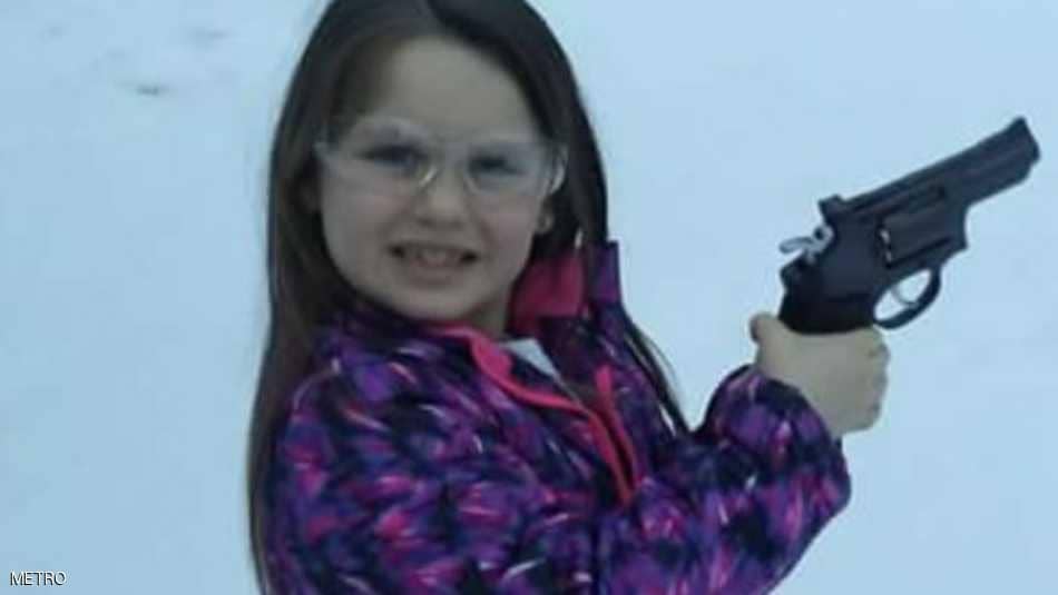 أب يشتري لطفلته مسدسا “لتحمي” نفسها بالمدرسة