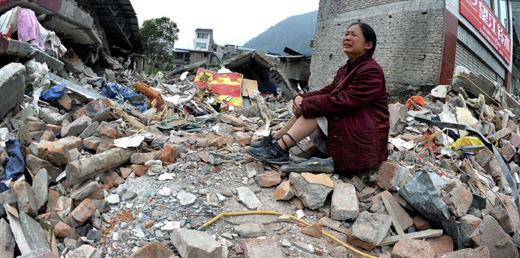 أضرار بالمباني والطرق إثر زلزل ضرب غرب اليابان