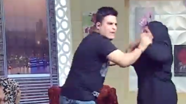 فيديو| ممثلة مصرية تضرب المذيع على الهواء مباشرة