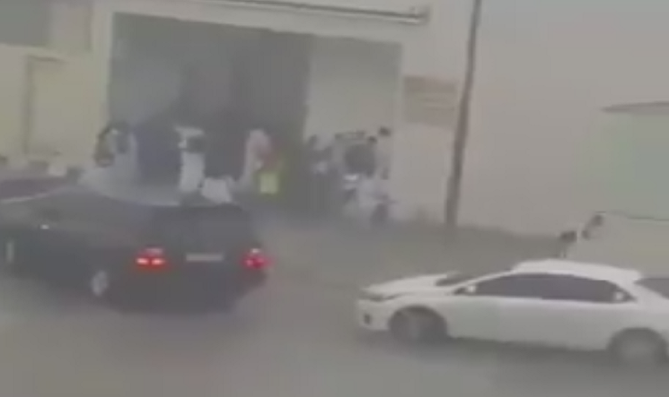 بالفيديو | الأمطار الغزيرة تحاصر طلبة المدارس في السعودية وتمنعهم من الخروج!