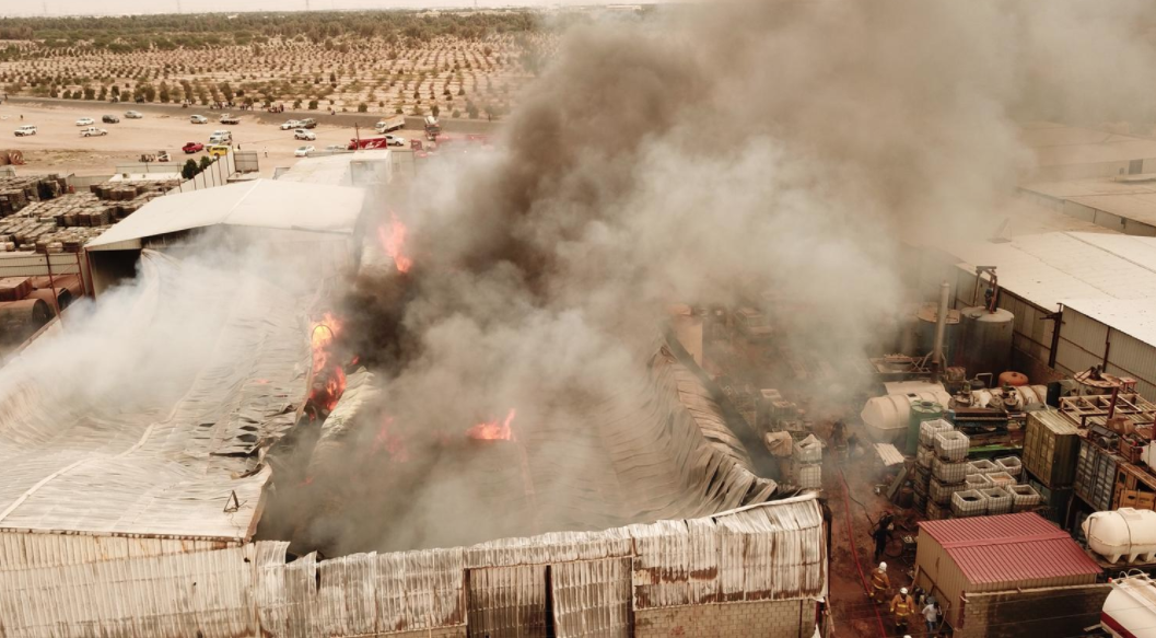 100 رجل إطفاء يسيطرون على حريق مستودعين ومصنع بمنطقة الصليبية