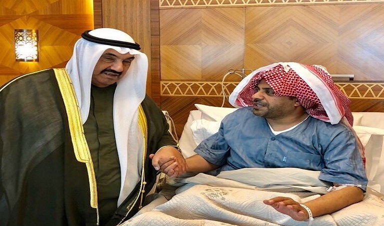 صورة | سمو الشيخ ناصر المحمد يزور وزير الإعلام للاطمئنان على صحته