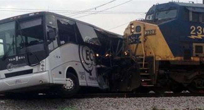 مصرع 13 تلميذًا في تصادم أليم بين قطار وحافلة مدرسية في الهند