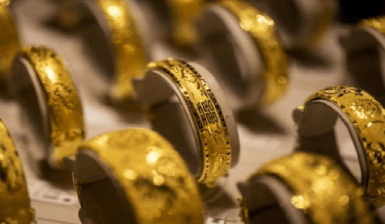 الحرب التجارية ترفع سعر الذهب.. وتهبط بالدولار