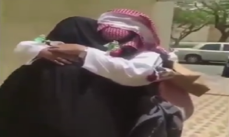 بالفيديو | شاب سعودي يفاجئ والدته بسيارة هدية في يوم تخرجها من مدارس الكبار.. والأم لم تتمالك دموعها!