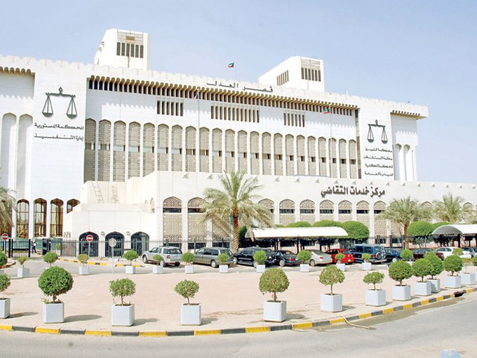 دعوى قضائية لعدم توظيف الكويتيين بالإدارات القانونية