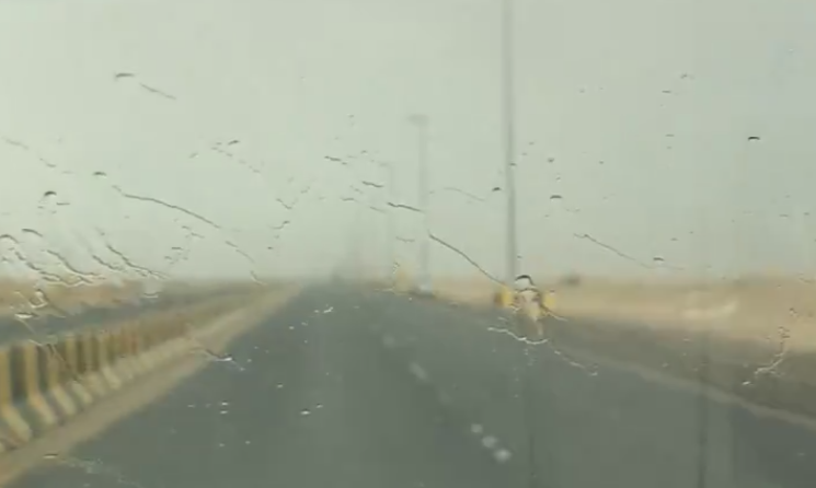 فيديو | أمطار غزيرة على خط الوفرة #صوت_المطر