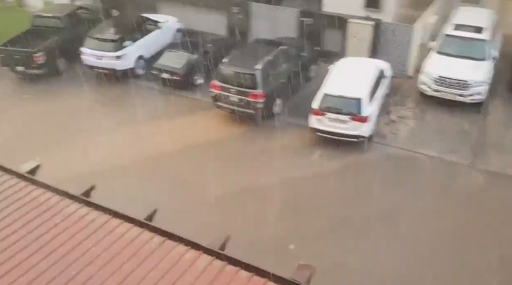 بالفيديو | أمطار غزيرة في مبارك الكبير