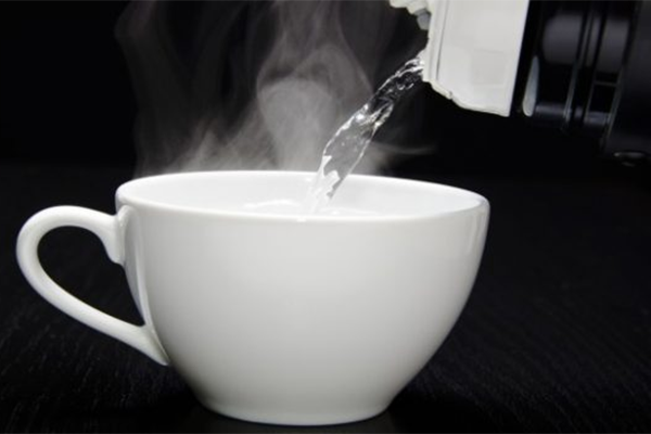 4 فوائد صحية لشرب الماء الدافئ على معدة خاوية