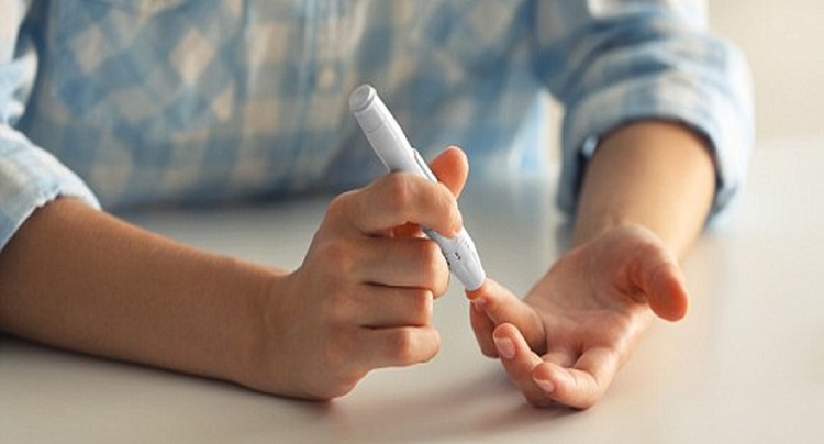 ابتكار لاصق يسجل مستوى السكر بالجسم بدلًا من وخز الإبر!