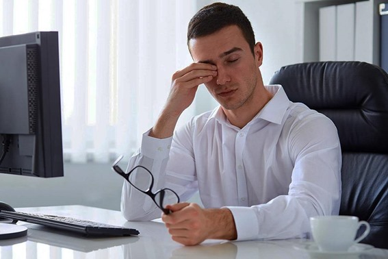 دراسة: الجلوس لفترات طويلة يضر بـ “الدماغ”!