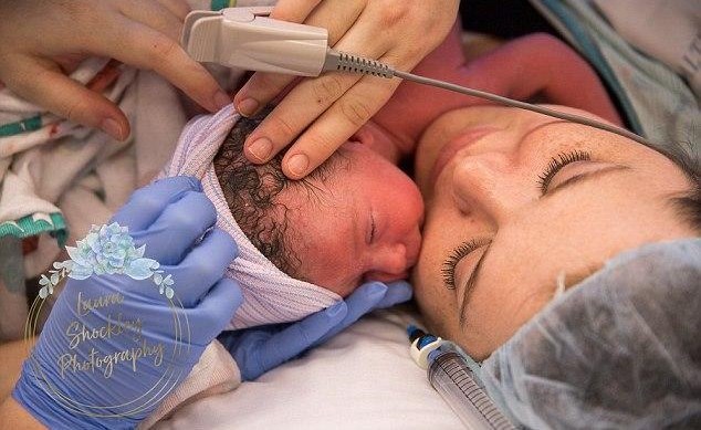 صورة رضيع تجتاح مواقع التواصل الاجتماعي.. والسبب!!