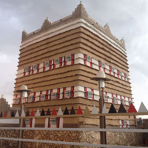 صور لسعودي عاد 400 سنة للوراء وأقام في بيت الطين