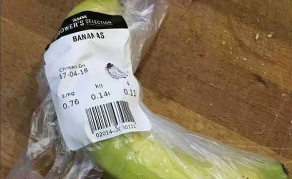 بريطانية تشتري “أغلى موزة” بالعالم.. والمتجر يعلق