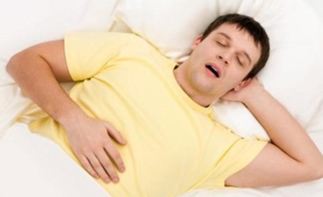 ما سبب جفاف الفم في الليل، وكيف تتغلب عليه؟