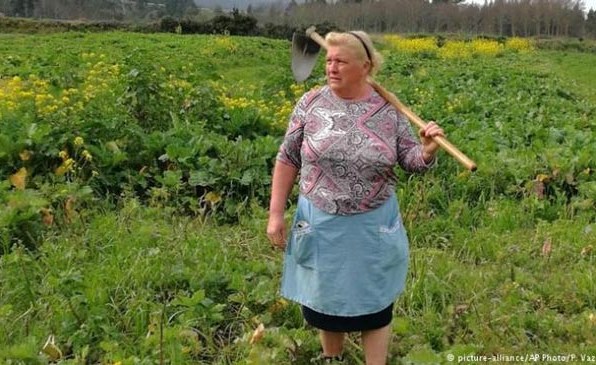 شاهد.. شبيهة الرئيس الأميركي ترامب مزارعة في أسبانيا