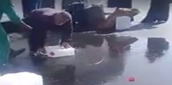 الجمارك السعودية توضح سبب إجبار المعتمرين على التخلص من مياه زمزم