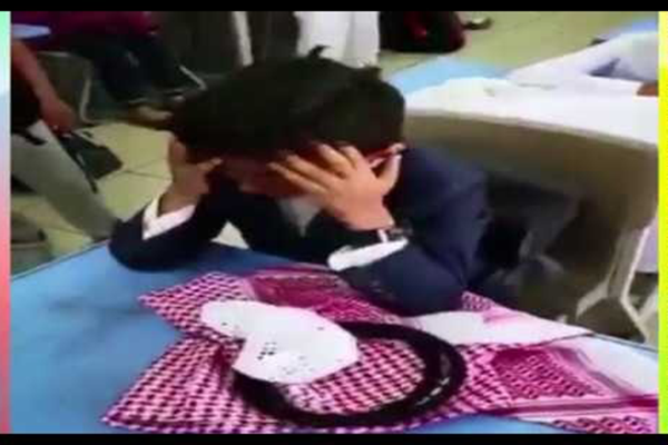 فيديو | رد فعل مؤثر لطلاب سعوديين علموا بتقاعد معلمهم