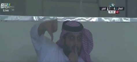 فيديو | صيحات جمهور #الهلال ضد تركي آل الشيخ… وانفعاله