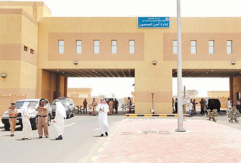 كلاب الأثر تكشف عن 760 هاتفاً ومخدرات في زنازين السجن المركزي