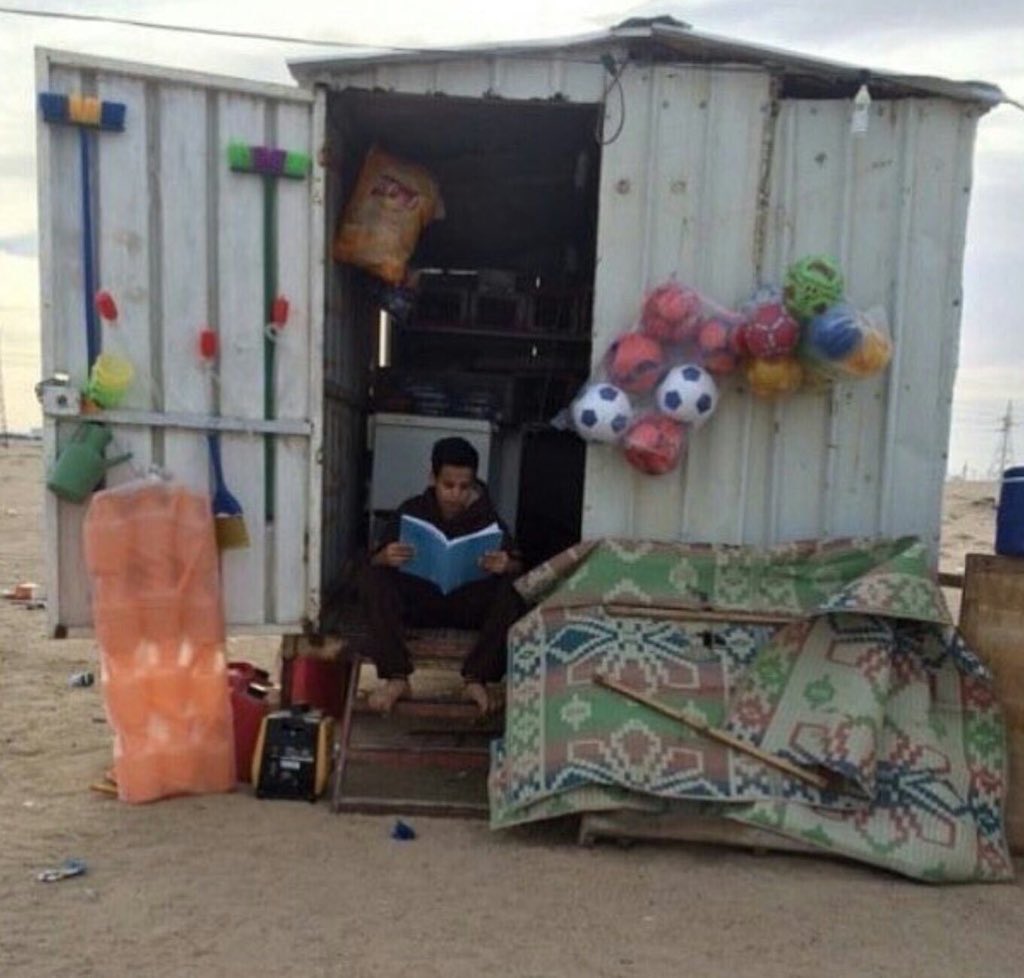 تعاطف كويتي كبير مع صورة طفل “بدون” يذاكر دروسه على إحدى عربات بيع المتنقلة