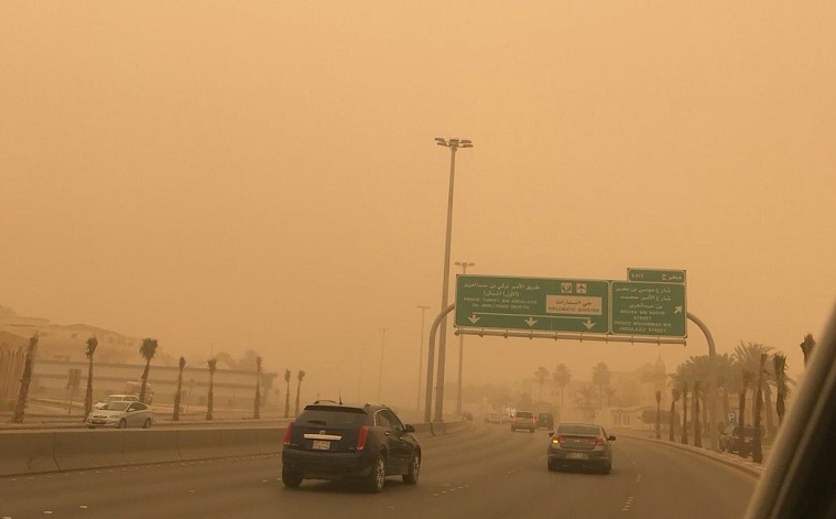بالفيديو.. #السعودية: عاصفة  غبار كثيفة تجتاح #الرياض ودعوات بأخذ الحيطة والحذر!