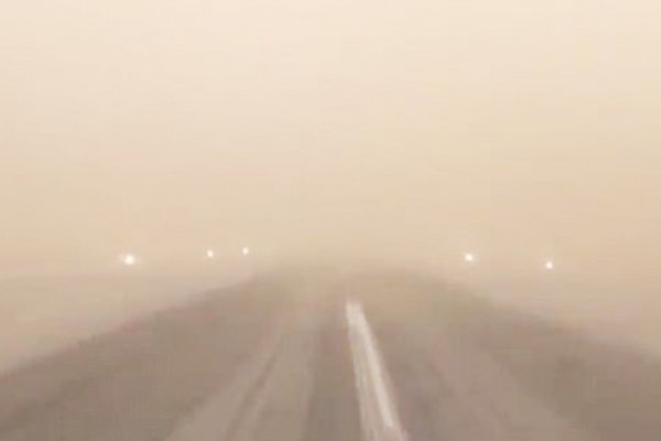 فيديو يوثق هبوطًا مثيرًا لطائرة ركاب سعودية أثناء عاصفة رملية