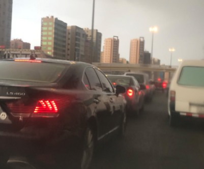 هطلت الأمطار… فتوقفت حركة المرور