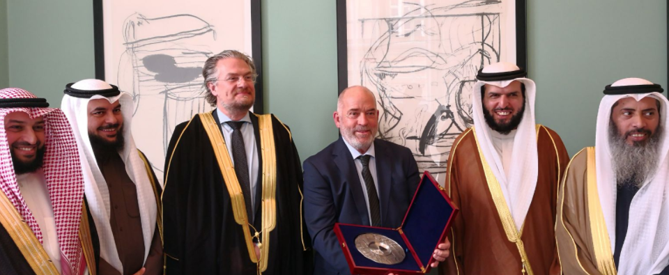 نوابنا ينقلون البشت إلى البرلمان الدنماركي