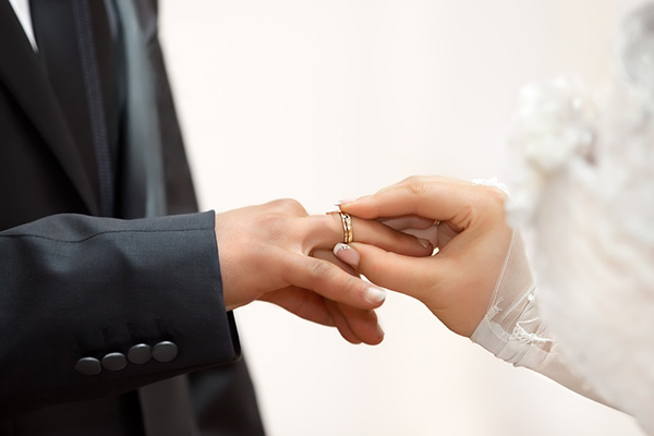 رجل أعمال يفاجئ زوجته بـ”حيلة مدهشة” كي يتزوج بأخرى