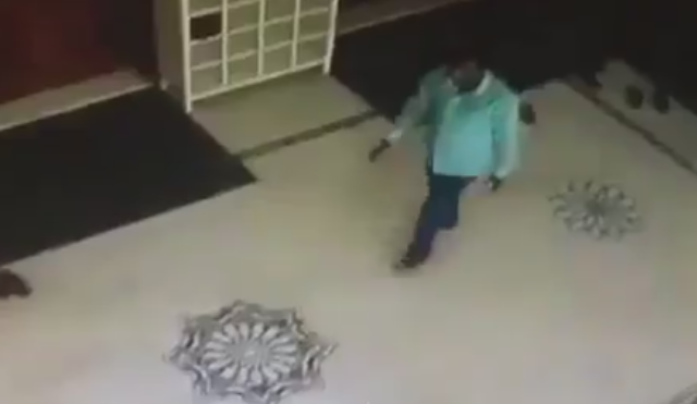 فيديو متداول | لص يسرق أحذية المصلين في مسجد بجنوب السرة!