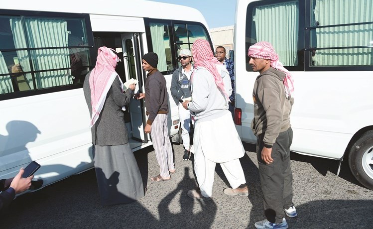 إبعاد وافدين بسبب بيع السجائر