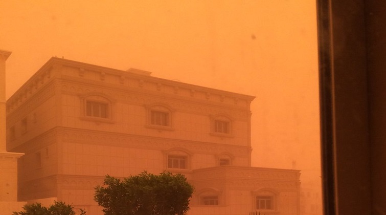 بالفيديو والصورة | جو مدينة صباح الأحمد يتحول إلى اللون الأصفر