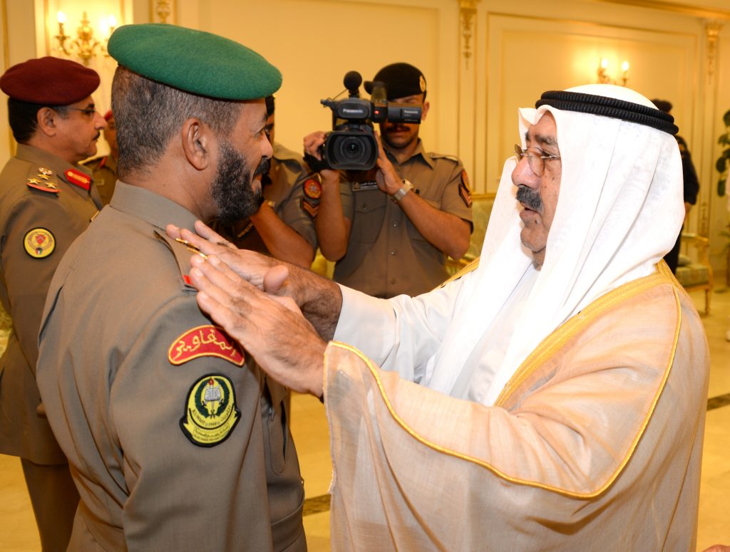 وزير الدفاع يقلد ضباطا بالجيش رتبة لواء تنفيذا للمرسوم الاميري