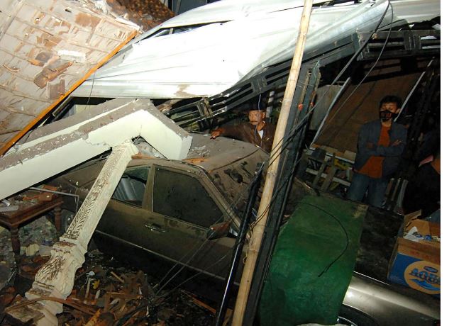 11 قتيلاً في اصطدام شاحنة بمنازل بـ #اندونيسيا