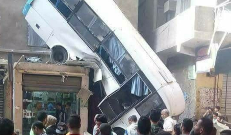 صور صادمة.. حافلة بركابها فوق منزل في مصر!