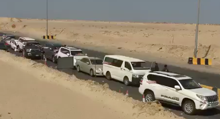 فيديو | حفرة تتسبب في اصطدام ثماني سيارات على خط الوفرة