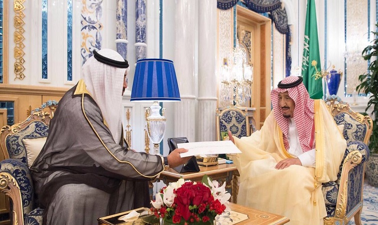 صورة | خادم الحرمين الشريفين يتسلم رسالة خطية من مبعوث سمو الأمير