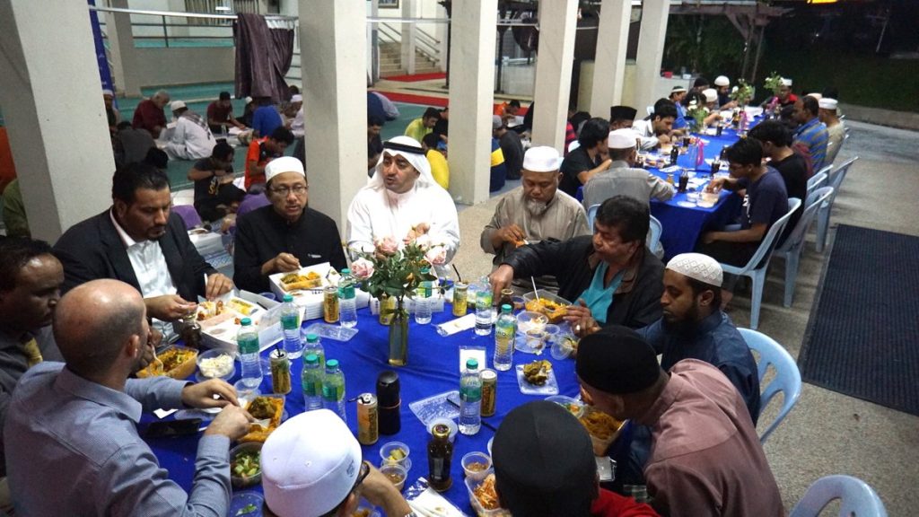 سفارتنا في مالیزیا توزع 5300 وجبة افطار