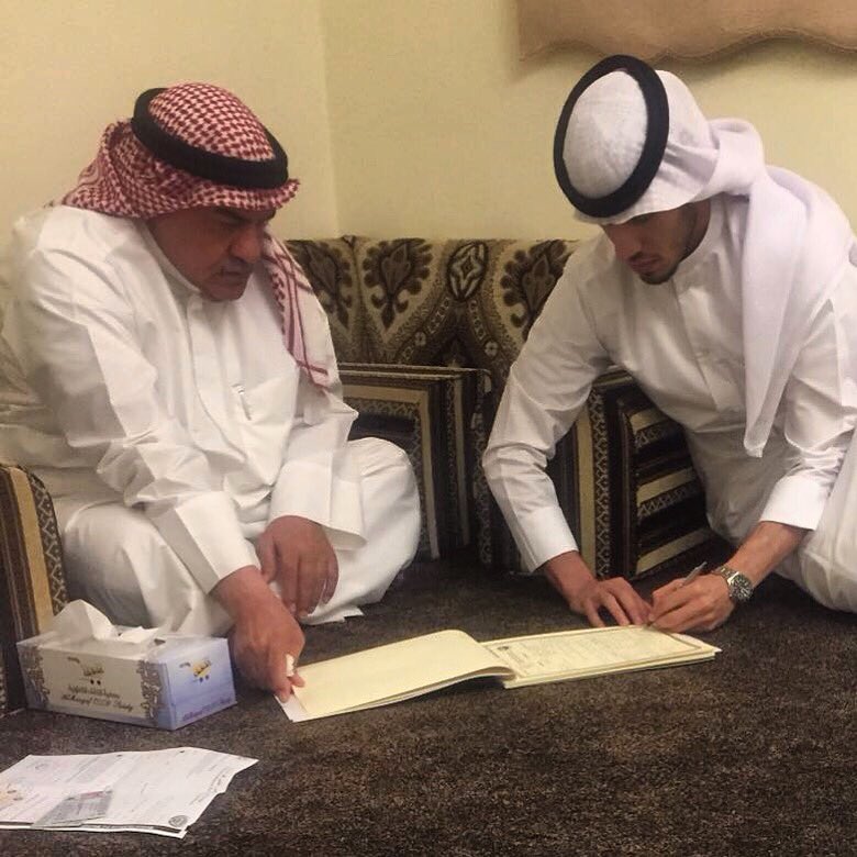 لاعب المنتخب سلطان العنزي يدخل القفص الذهبي