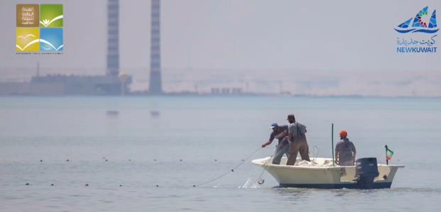 حجز طرادين وإبعاد 5 وافدين بعد ضبطهم أثناء الصيد في جون الكويت