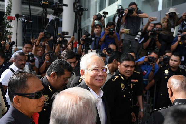 للمرة الثانية.. استجواب رئيس وزراء ماليزيا السابق في قضايا فساد