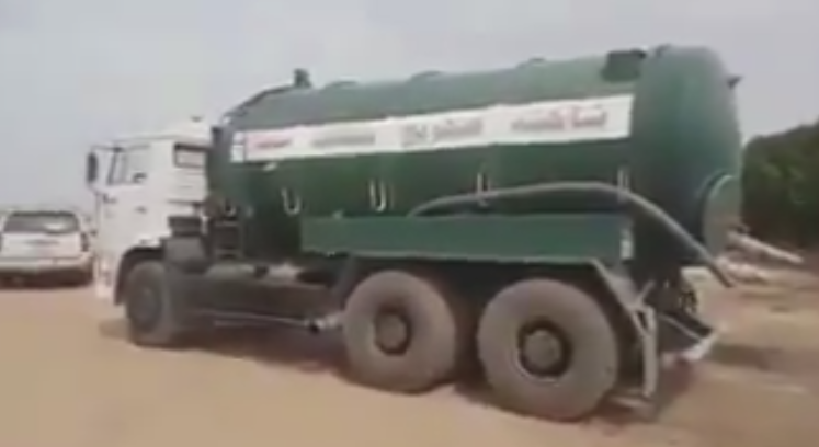 بالفيديو | هندي يفرغ المخلفات الصناعية في مزارع العبدلي!!!