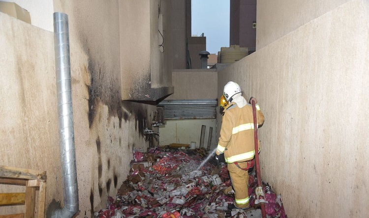 حريق مصنع محارم ورقية يخلي عمارة من سكانها في المهبولة