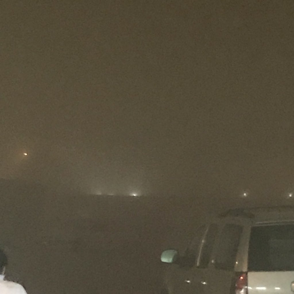 “العاصفة الغبارية” تهاجم الإشارات الضوئية وتسقط أعمدة الانارة