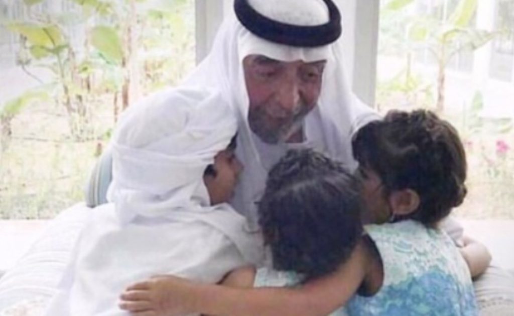 شاهد.. لمن كتب ولي عهد دبي: “وطن يحتضن شعبا”