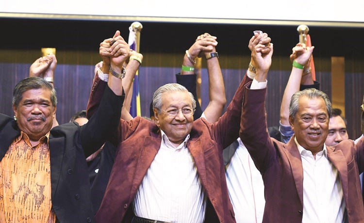 مهاتير «التسعيني» يؤدي اليمين رئيساً لوزراء ماليزيا: ما زلت على قيد الحياة