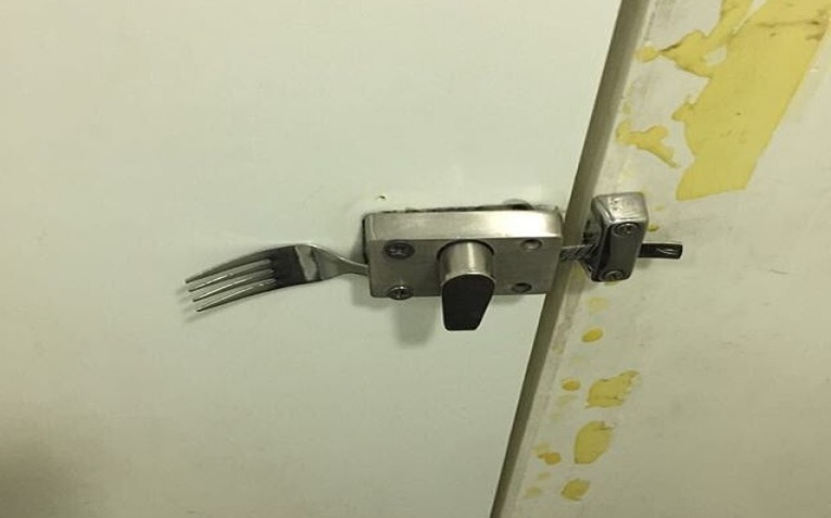 صورة صادمة..قفل باب الحمام في مطار الكويت!