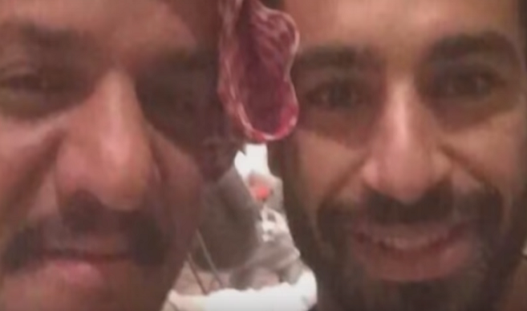 بالفيديو | قصة سعودي يأكل مع #محمد_صلاح 3 أيام ولم يكن يعرفه!